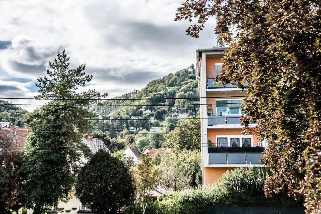 Apartment Pouringraz Fuer Kunst- Und Tennisliebhaber Bagian luar foto