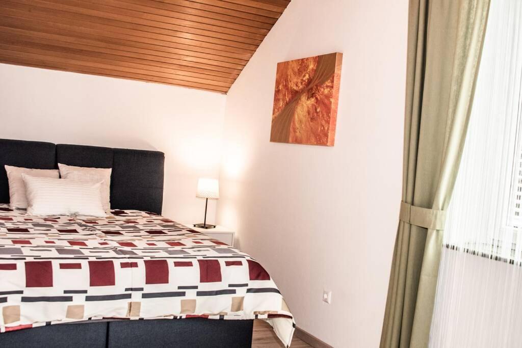 Apartment Pouringraz Fuer Kunst- Und Tennisliebhaber Bagian luar foto