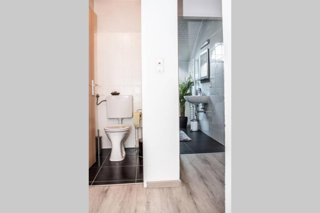 Apartment Pouringraz Fuer Kunst- Und Tennisliebhaber Bagian luar foto