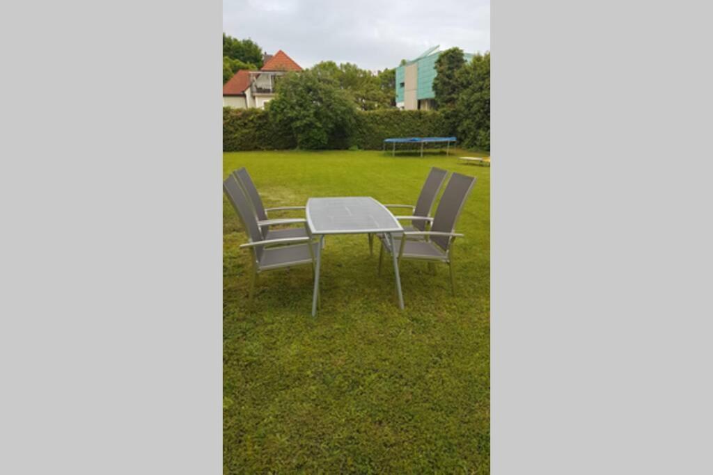 Apartment Pouringraz Fuer Kunst- Und Tennisliebhaber Bagian luar foto
