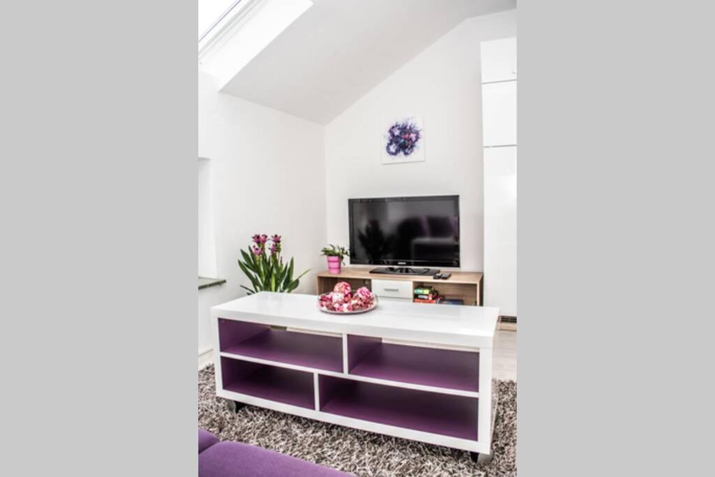 Apartment Pouringraz Fuer Kunst- Und Tennisliebhaber Bagian luar foto