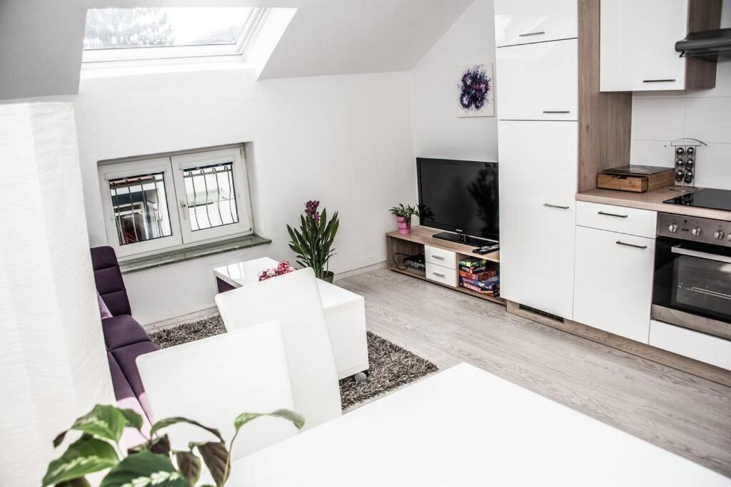 Apartment Pouringraz Fuer Kunst- Und Tennisliebhaber Bagian luar foto