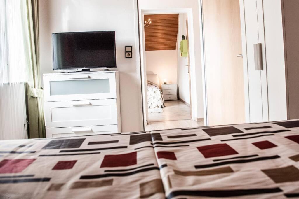 Apartment Pouringraz Fuer Kunst- Und Tennisliebhaber Bagian luar foto