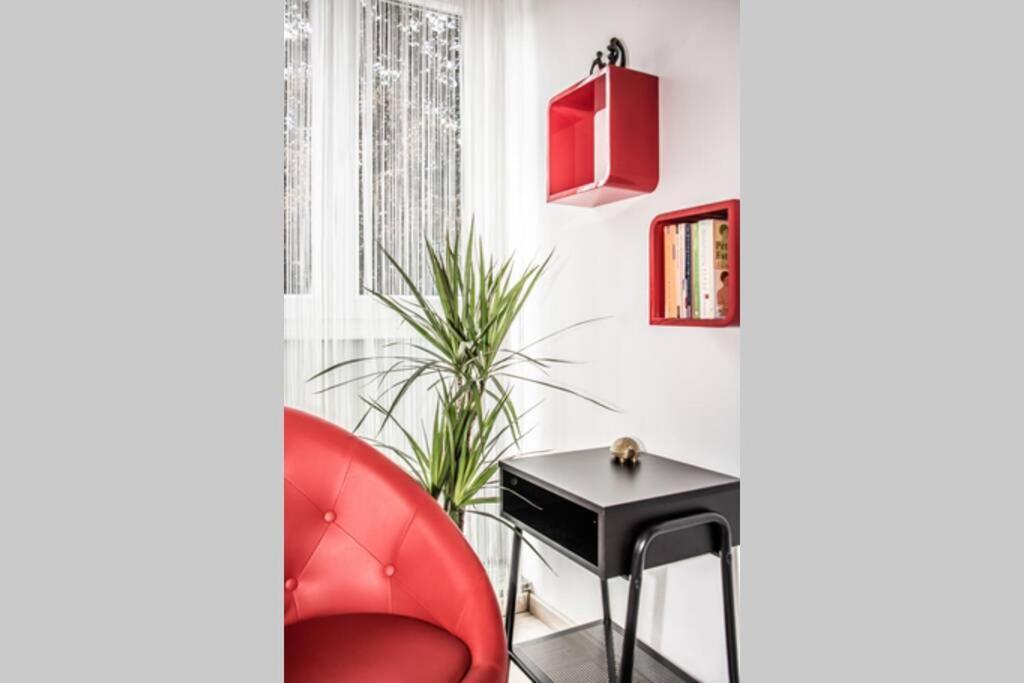 Apartment Pouringraz Fuer Kunst- Und Tennisliebhaber Bagian luar foto