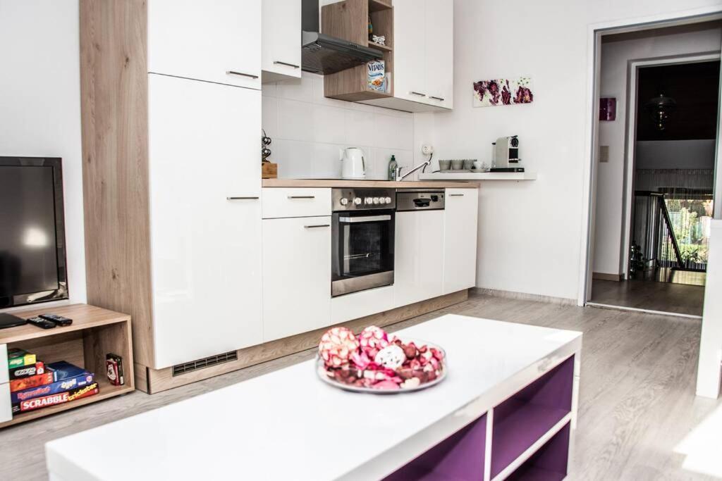Apartment Pouringraz Fuer Kunst- Und Tennisliebhaber Bagian luar foto